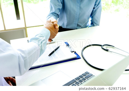 professional doctor handshake to the patient professional doctor handshake to the patient 62937164