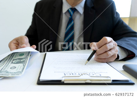 Business man give bribe Business man give bribe 62937172