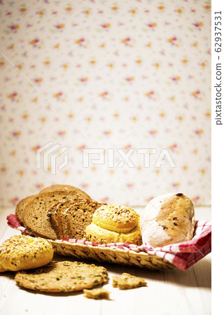 Canister wit bread. 5 types of bakery food Canister wit bread. 5 types of bakery food 62937531