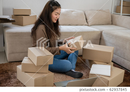 Happy young asian entrepreneurs are arranging Happy young asian entrepreneurs are arranging 62937845