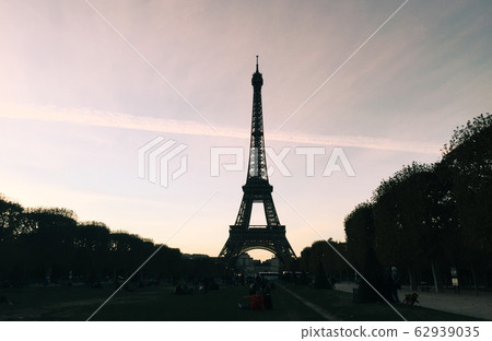 Eiffel Tower at twilight 62939035