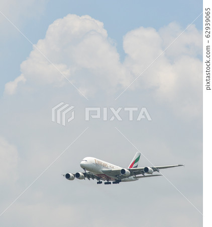 Passenger airplane landing at Bangkok Airport 62939065