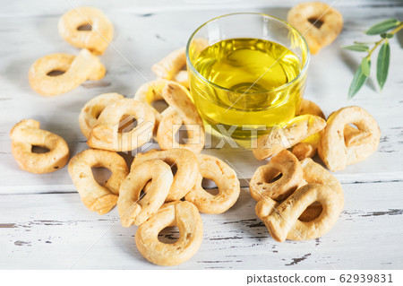 Taralli is a traditional Italian snack food typical of Puglia regional cuisine in wooden bowl. Ingredients: flour, white wine and olive oil. 62939831