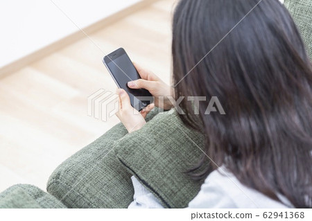 一位睡覺並操作智能手機的女士 一位睡覺並操作智能手機的女士 62941368