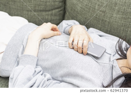 一個睡在智能手機上的女人 一個睡在智能手機上的女人 62941370