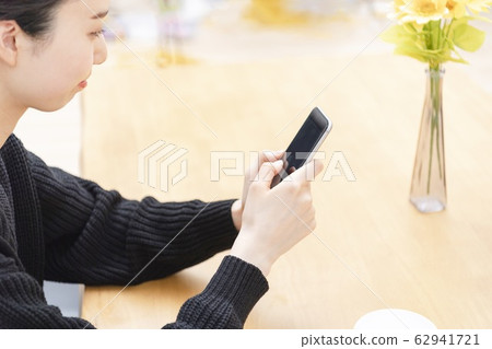 操作智能手機的婦女 62941721