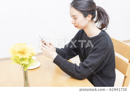 操作智能手機的婦女 62941730