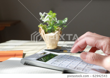 用計算器計算的高級手 62942543