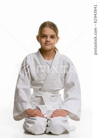 Girl in judo class, sitting on the floor 62943641