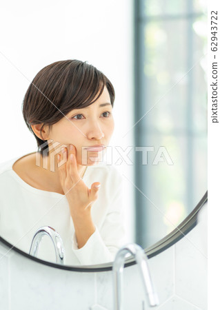 Middle female beauty beauty image 62943722