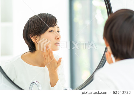 Middle female beauty beauty image 62943723