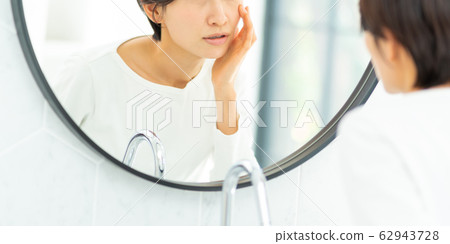 Middle female beauty beauty image 62943728