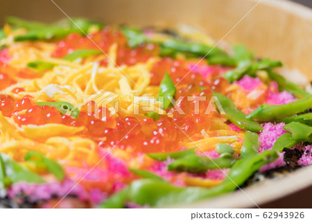 chirashi sushi chirashi sushi 62943926
