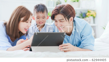 Parent play with child by tablet 62944405