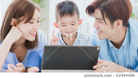 Parent play with child by tablet 62944406