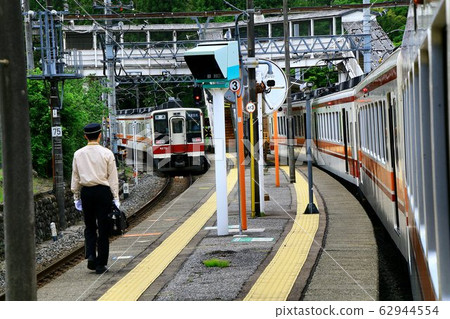 Like an express train at the time ... A 6050 series train that exchanges trains at Okuwa Station on the Kinugawa Line 62944554