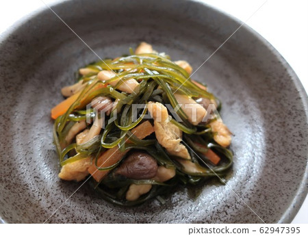 Delicious boiled simmered kelp and shimejime Delicious boiled simmered kelp and shimejime 62947395
