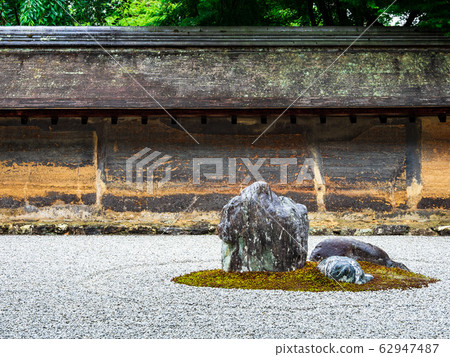 Kyoto Ryoanji in spring 62947487