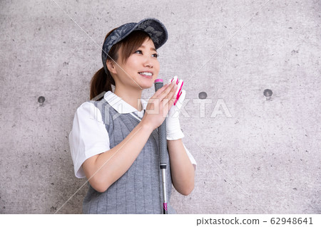 穿高爾夫球的女性 62948641