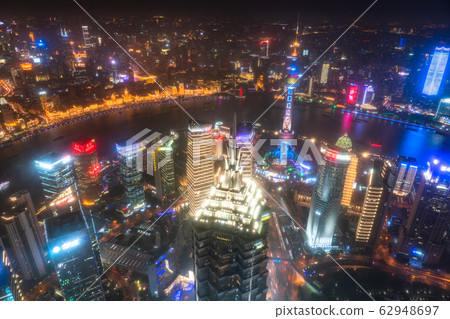 << Shanghai >> Night view of downtown Shanghai, the center of the Chinese economy << Shanghai >> Night view of downtown Shanghai, the center of the Chinese economy 62948697