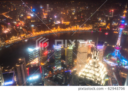 << Shanghai >> Night view of downtown Shanghai, the center of the Chinese economy 62948706