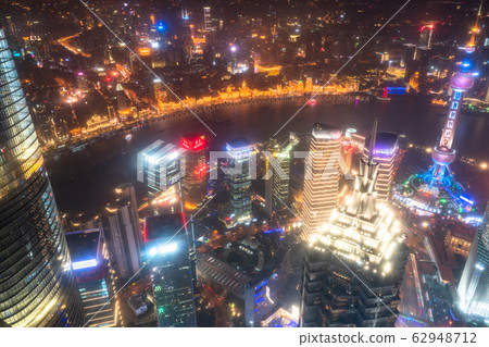 << Shanghai >> Night view of downtown Shanghai, the center of the Chinese economy 62948712