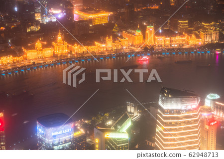 << Shanghai >> Night view of downtown Shanghai, the center of the Chinese economy 62948713