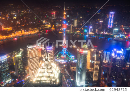 << Shanghai >> Night view of downtown Shanghai, the center of the Chinese economy 62948715
