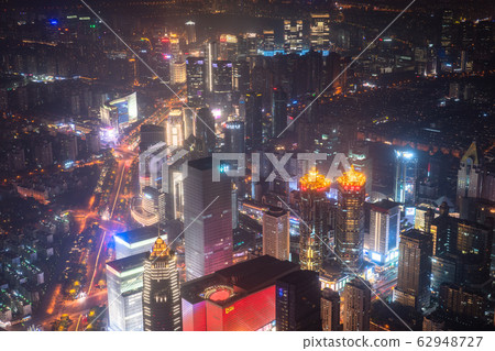<上海>世紀大道站附近的浦東夜景 <上海>世紀大道站附近的浦東夜景 62948727