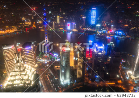<< Shanghai >> Night view of downtown Shanghai, the center of the Chinese economy 62948732