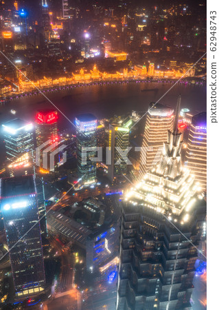 << Shanghai >> Night view of downtown Shanghai, the center of the Chinese economy 62948743