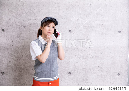穿高爾夫球的女性 穿高爾夫球的女性 62949115