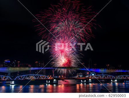 The wobderful Fireworks light up into the sky, 62950003