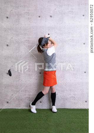 穿高爾夫球的女性 穿高爾夫球的女性 62950072