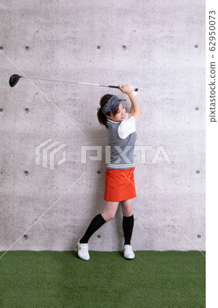 穿高爾夫球的女性 62950073