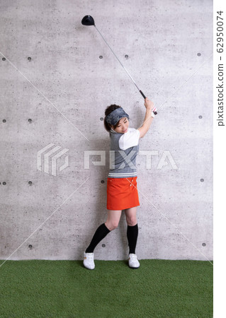 穿高爾夫球的女性 穿高爾夫球的女性 62950074
