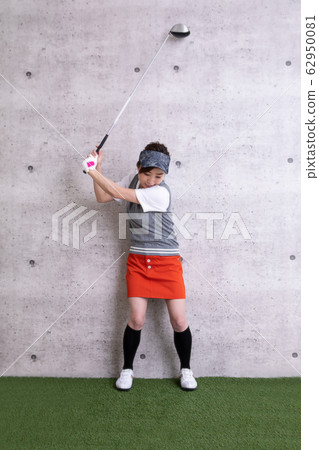 Women in golf wear 62950081