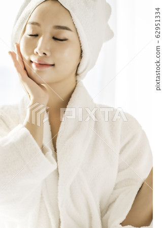 Young woman cleansing face Young woman cleansing face 62951334