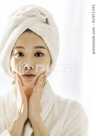Young woman beauty face wash 62951343