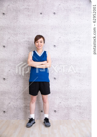A woman playing basketball 62952001