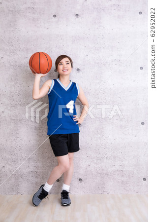 A woman playing basketball 62952022