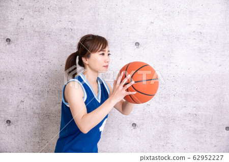 一個女人在打籃球 62952227