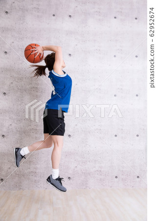 A woman playing basketball 62952674