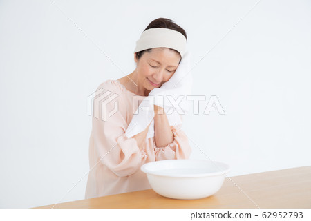 Senior woman Senior woman 62952793