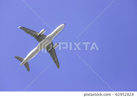 飛機在空客A320的正上方飛行 62952828