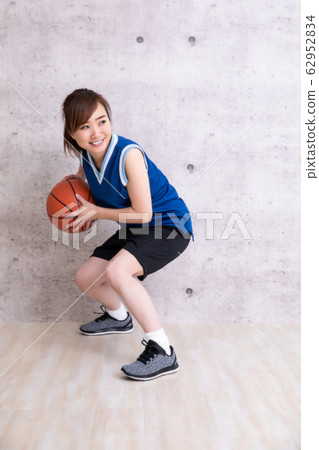 一個女人在打籃球 一個女人在打籃球 62952834