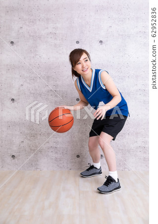 A woman playing basketball 62952836