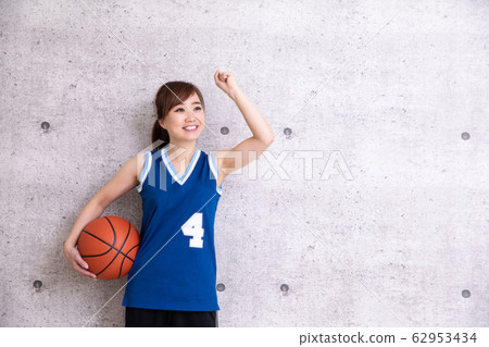 一個女人在打籃球 62953434