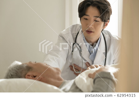 Medical, men, hospital 62954315