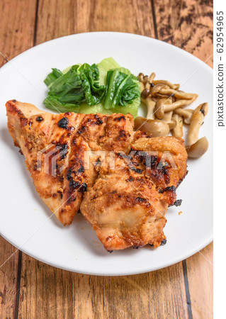 Grilled chicken with miso 62954965